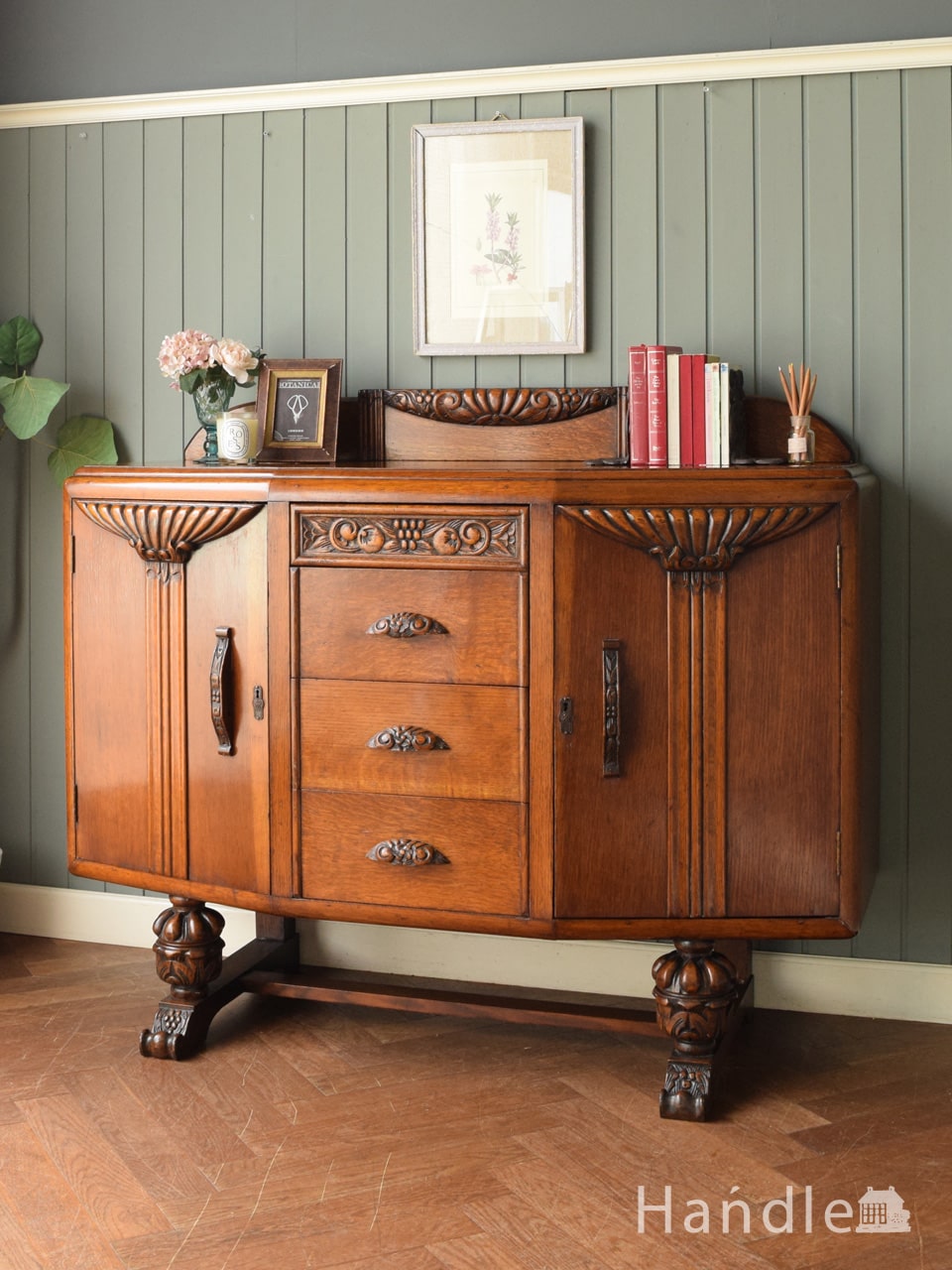 英国アンティークの重厚なサイドボード、彫刻が美しいエリザベス様式の