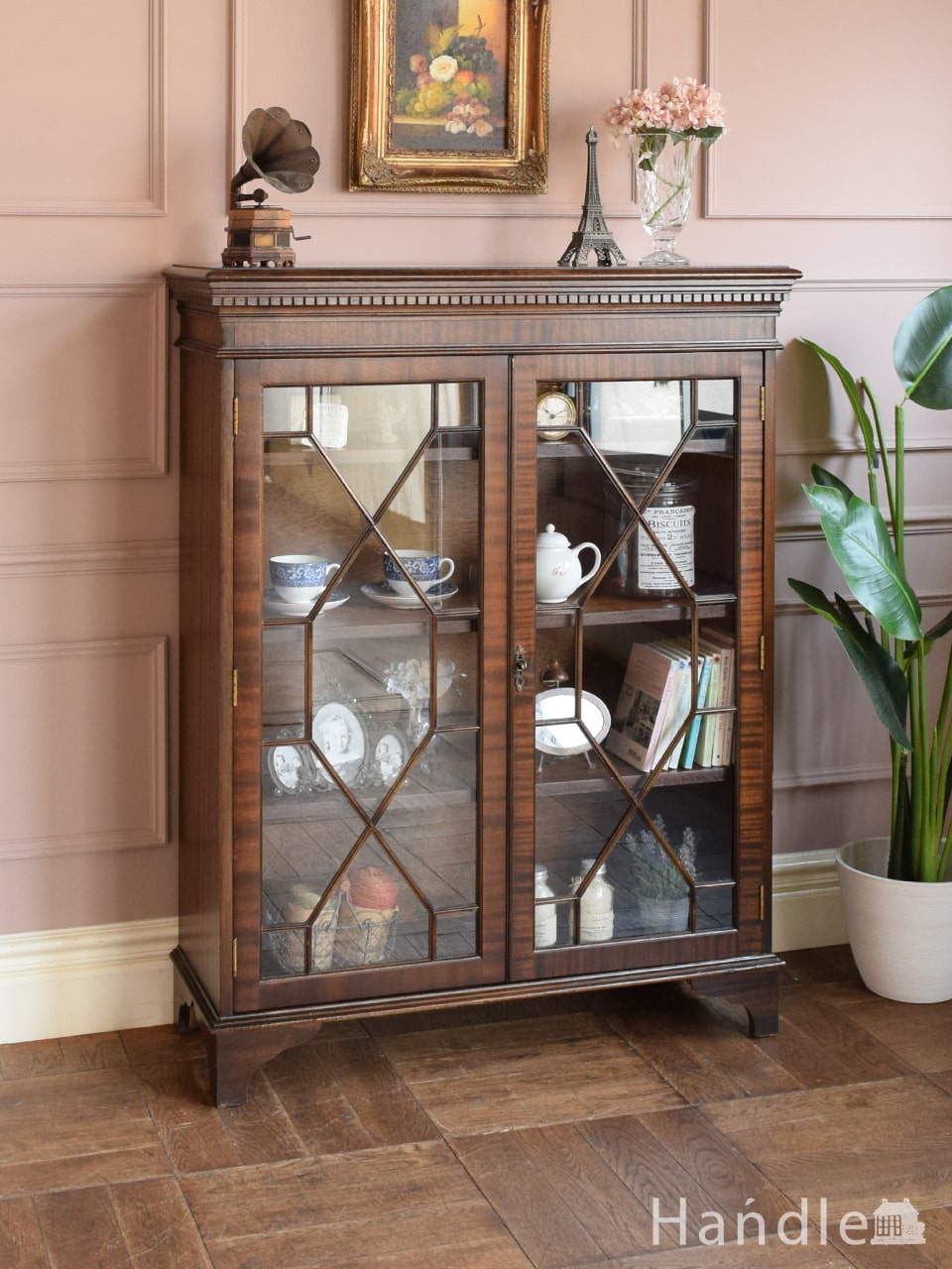 英国アンティークの美しい本棚、シノワズリデザインのガラス扉の