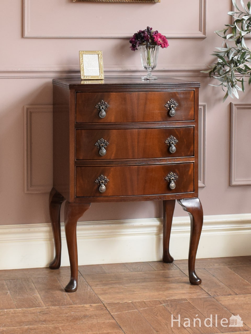 アンティークのおしゃれなサイドチェスト、カブリオールレッグが美しい