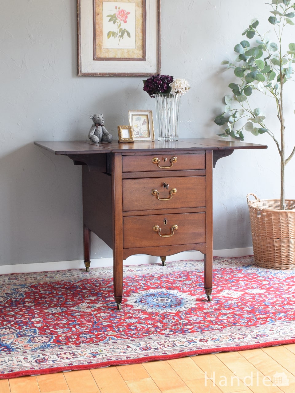 マホガニー材を使ったアンティーク英国輸入家具、鍵付きベッドサイド