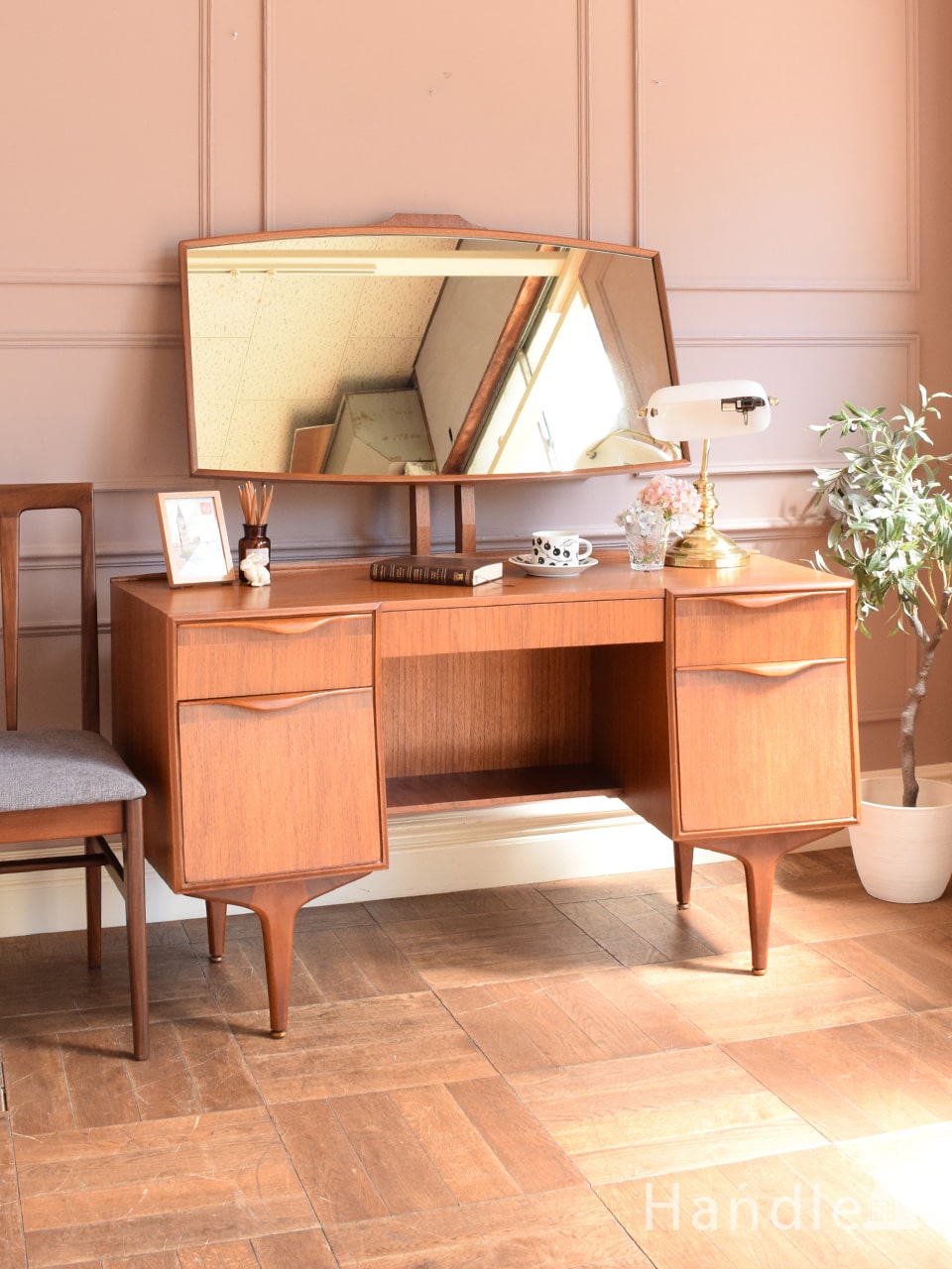 チーク材のヴィンテージ家具、北欧テイストのカッコいいドレッサー