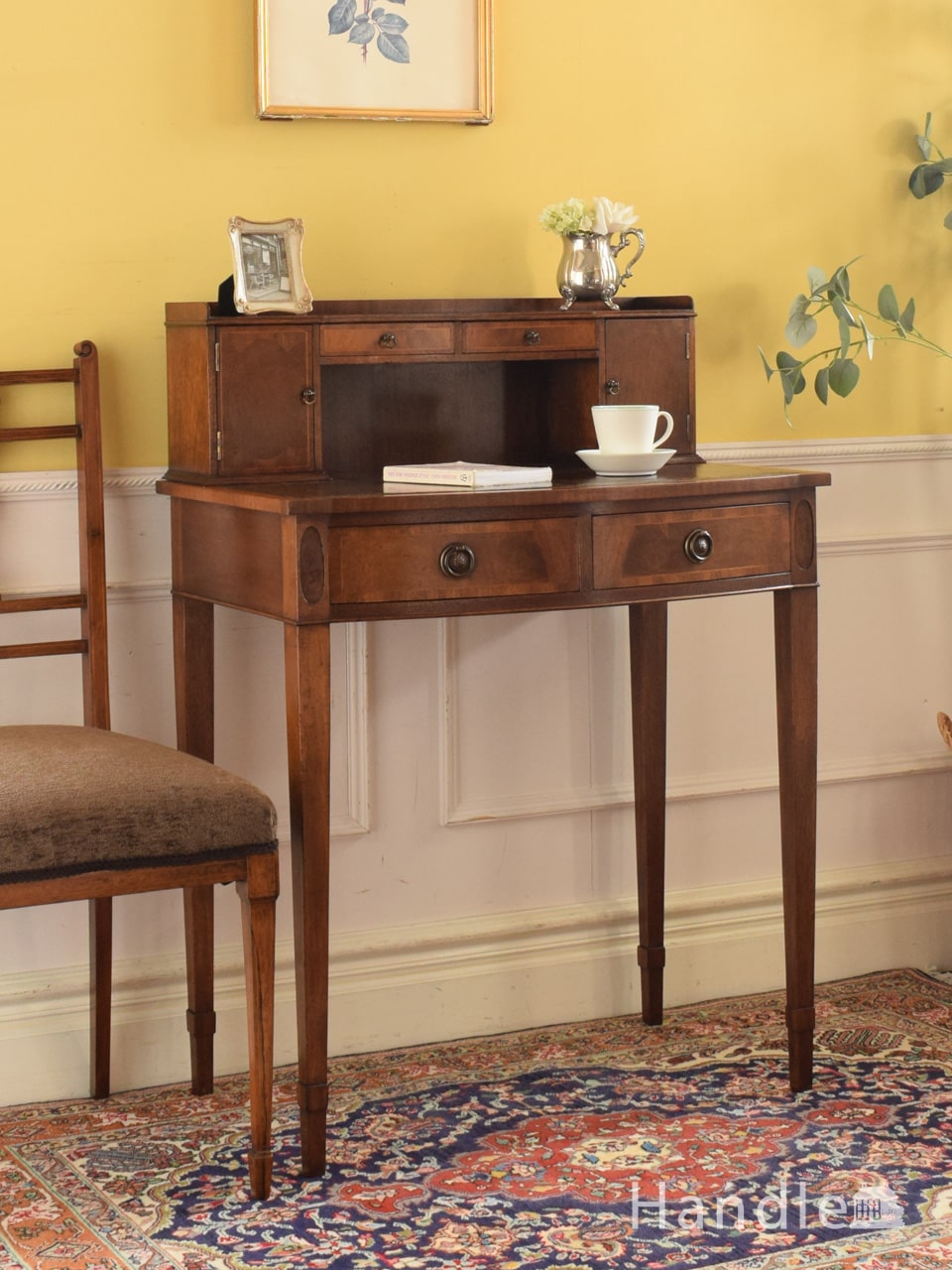 クラシックなアンティーク英国家具、小さな扉付きのデスク（机）(k