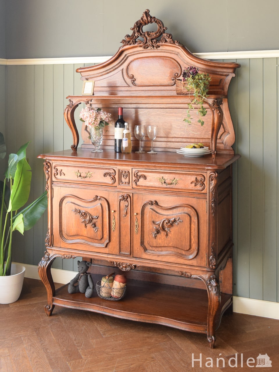 フランスから届いたロココ様式のアンティーク家具、美しい浮き彫りが