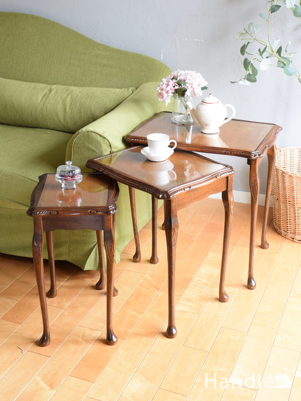 英国アンティークのサイドテーブル、ツイストがおしゃれなワイン