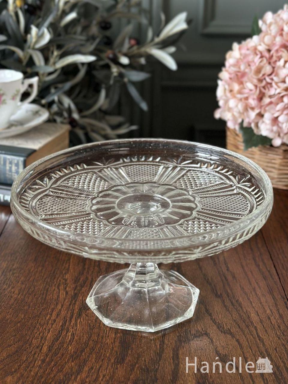 アンティークのガラス雑貨、フリフリの縁取りデザインが可愛いプレス