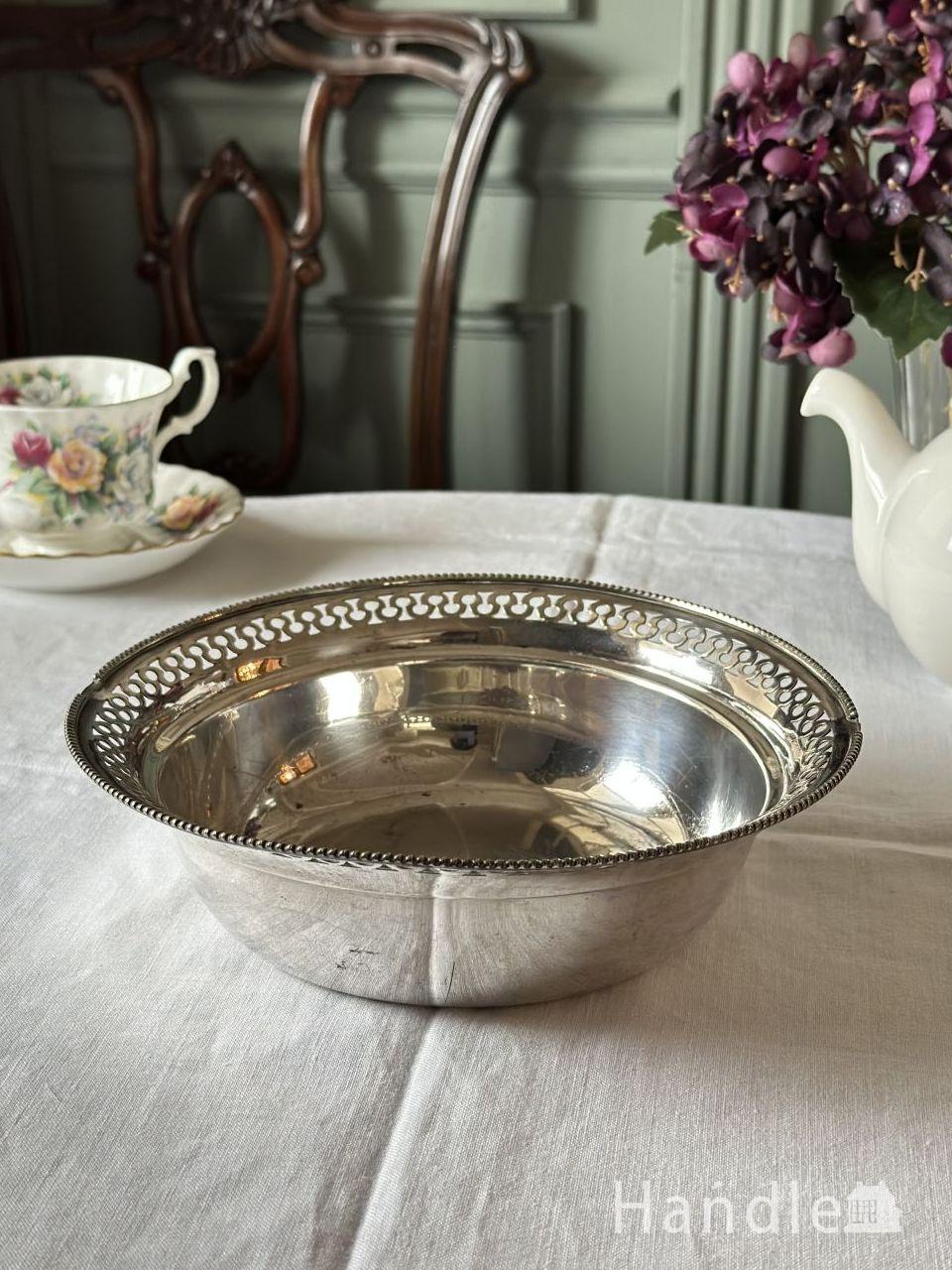 イギリスから届いた縁取りが美しいシルバー、幾何学模様の透かし彫りが