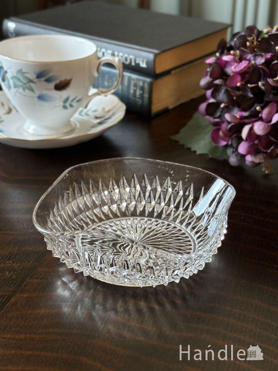 英国アンティークガラスのプレート、ドットの型押し模様が可愛いプレス