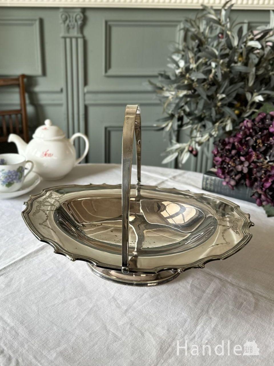 アンティークガラスの雑貨、大きなお花がデザインされたガラスの