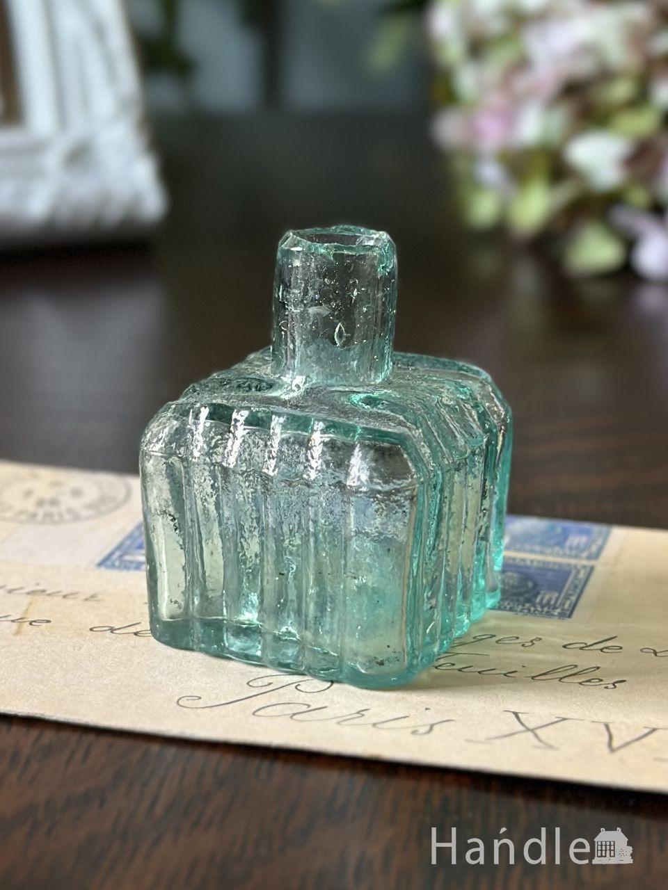 イギリスのアンティークガラス雑貨、色が爽やかな八角形のヴィクトリア