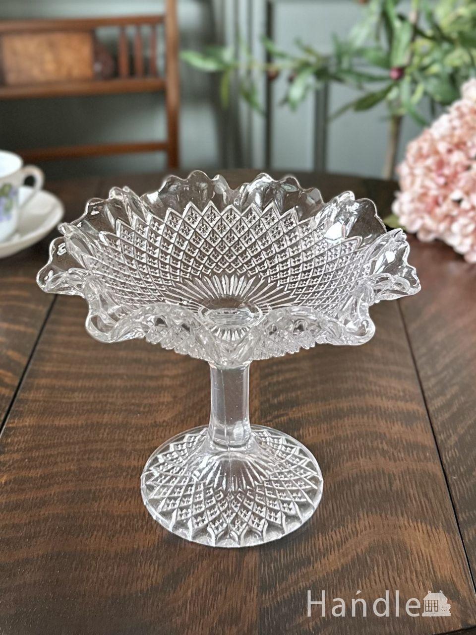 アンティークガラスの食器、めずらしい赤い色のプレスドグラスのケーキ