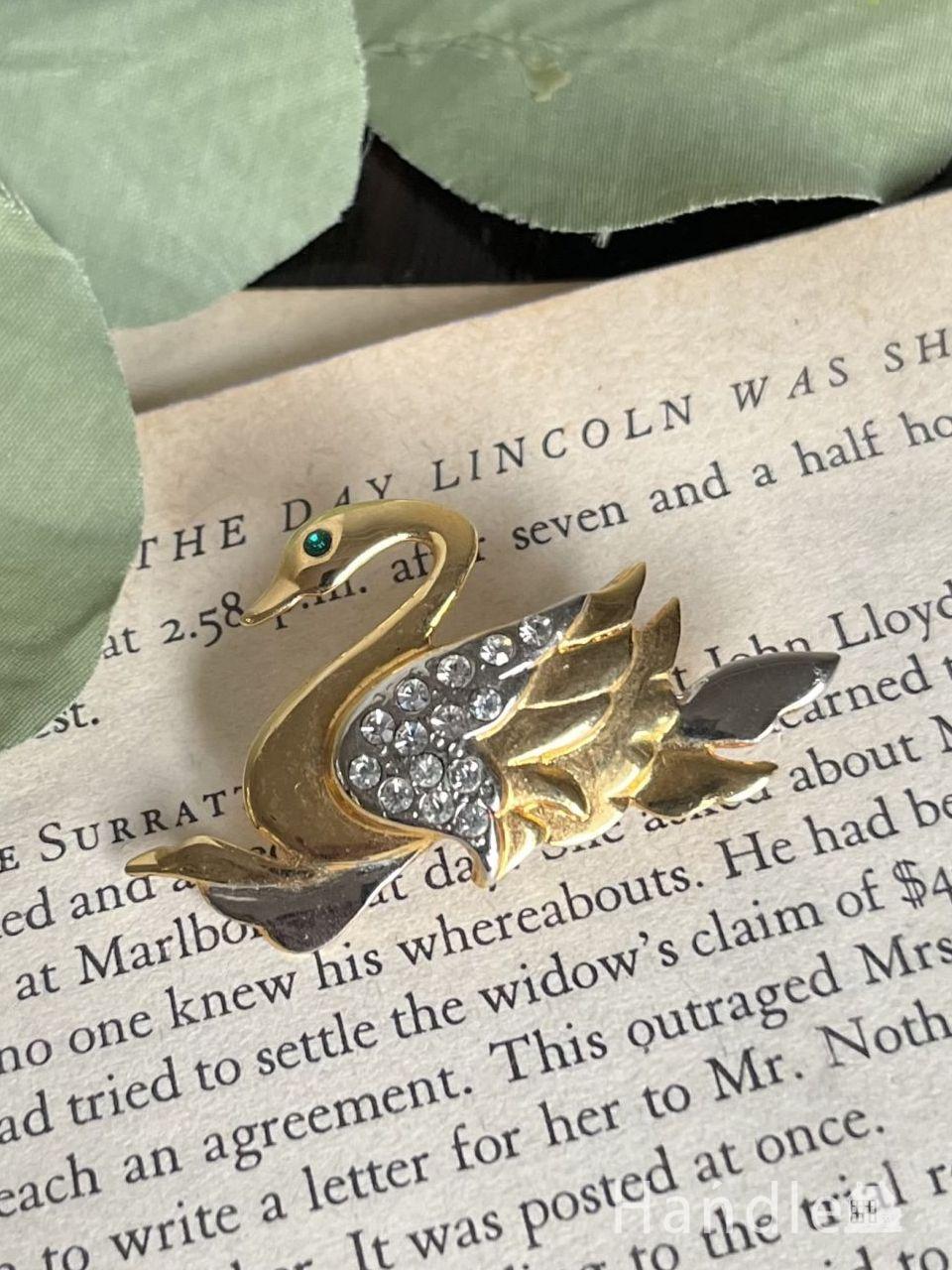 キラキラ輝くイギリスのビンテージアクセサリー、優雅に泳ぐ白鳥