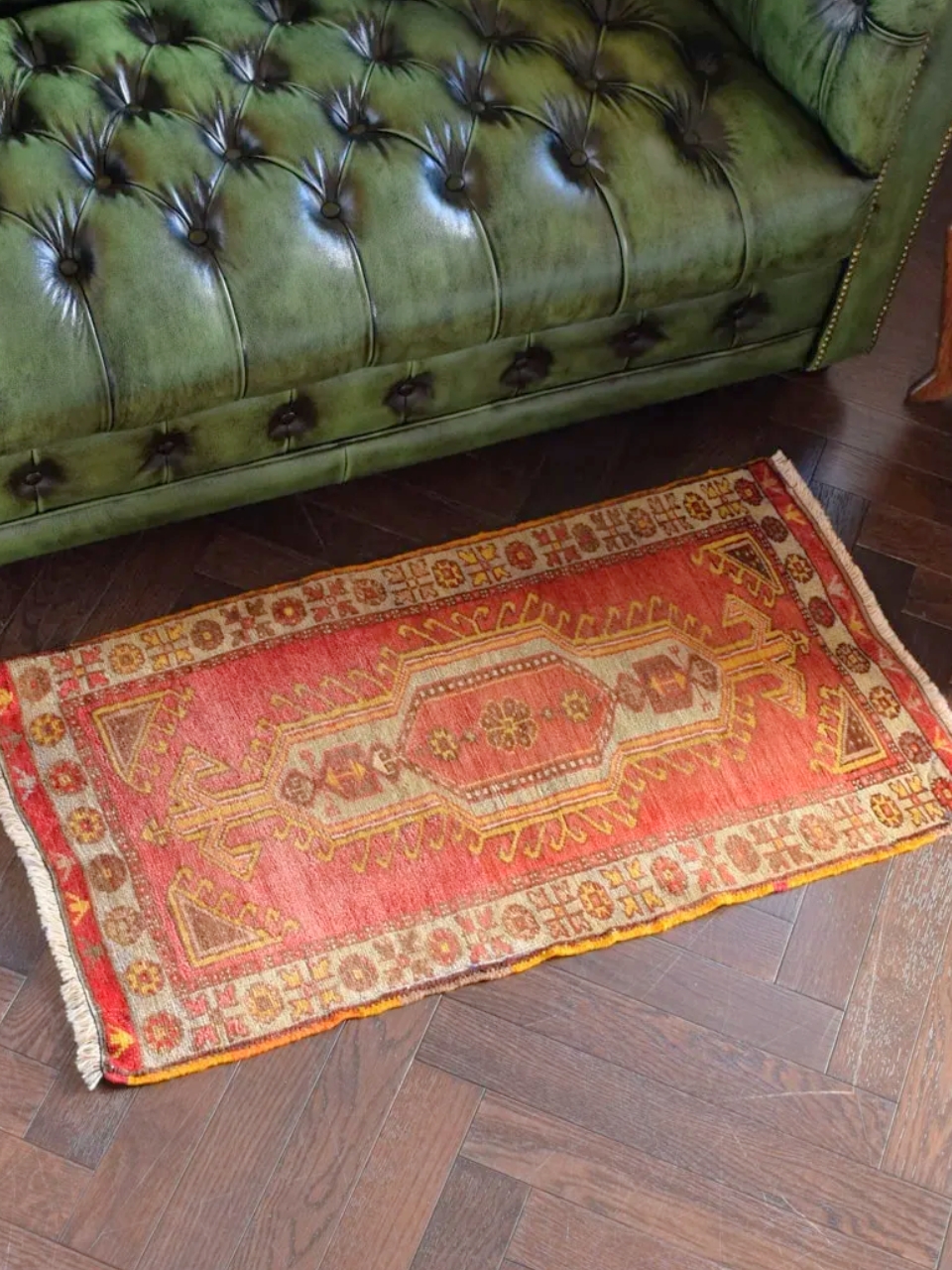 コンパクトサイズのおしゃれなオールド絨毯、一点もののビンテージ