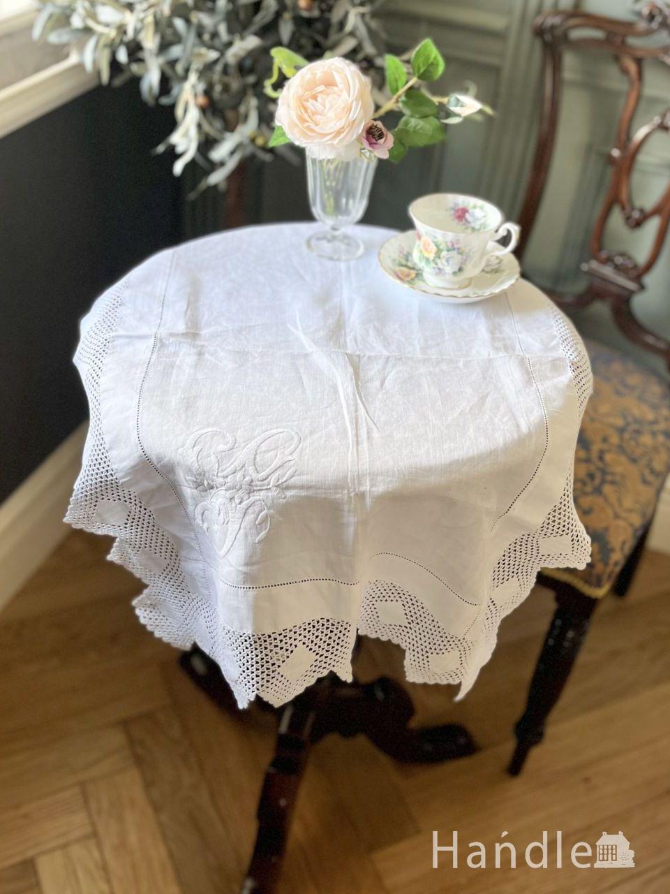 刺繍が可愛いフランスアンティーク、繊細なレースのスクエア型のクロス