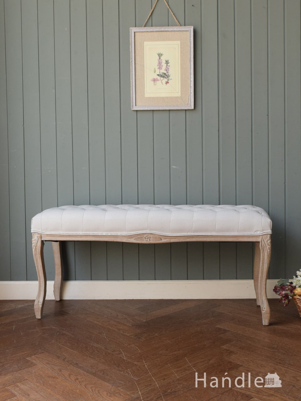 ボタン留めの座面がおしゃれなスツール、アンティーク調の猫足ロング