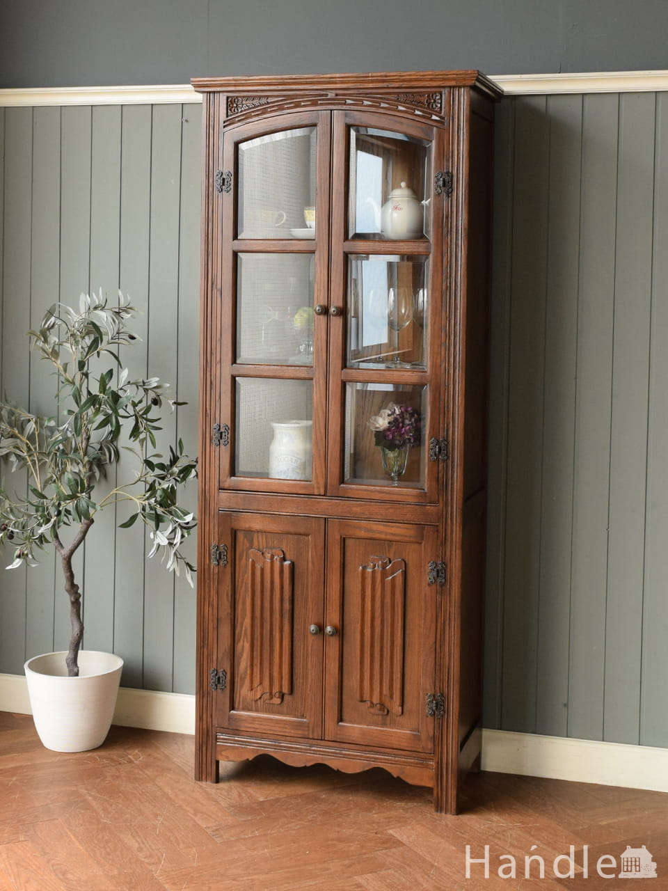 ステンドグラス扉の木製アンティーク風家具、オールドチャームのブック