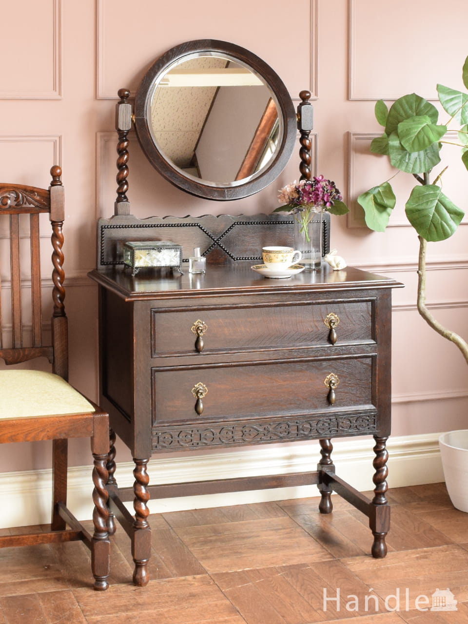 イギリスから届いたおしゃれなドレッサー、アンティークのドレッシング