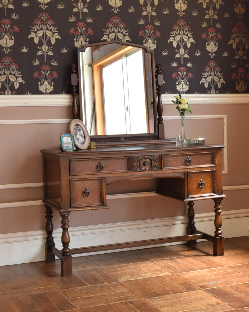 英国のアンティーク家具、お花の彫りが美しいオーク材のドレッサー(k