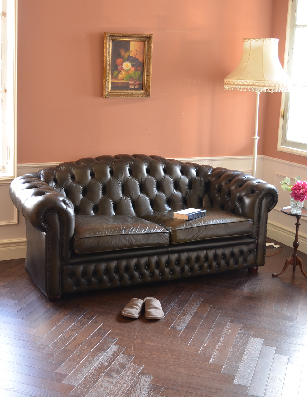 イギリスから届いたアンティークソファ、革張りの鋲留めソファ(k-288-c