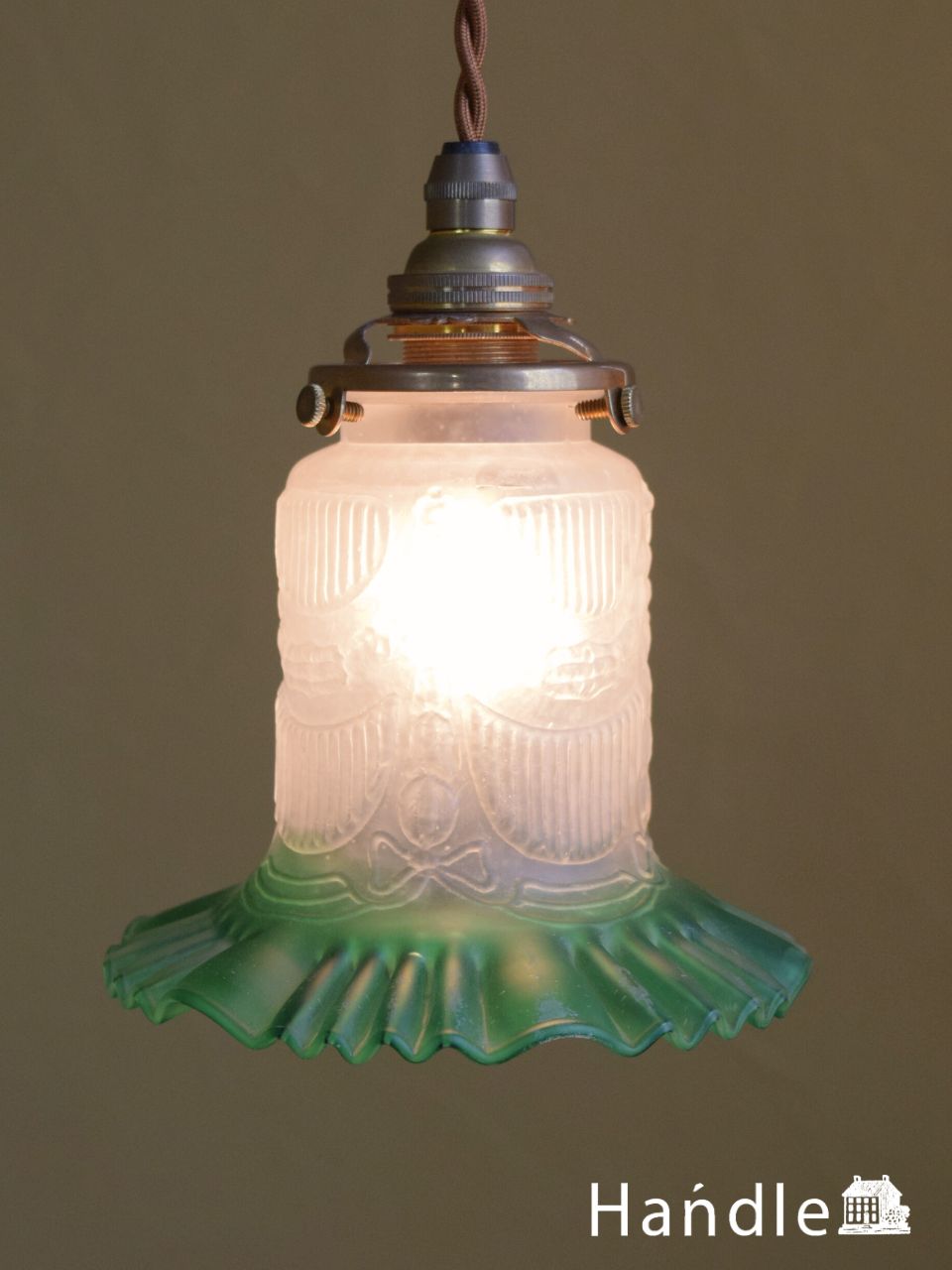 イギリスから届いたグリーン色のおしゃれなアンティークペンダント