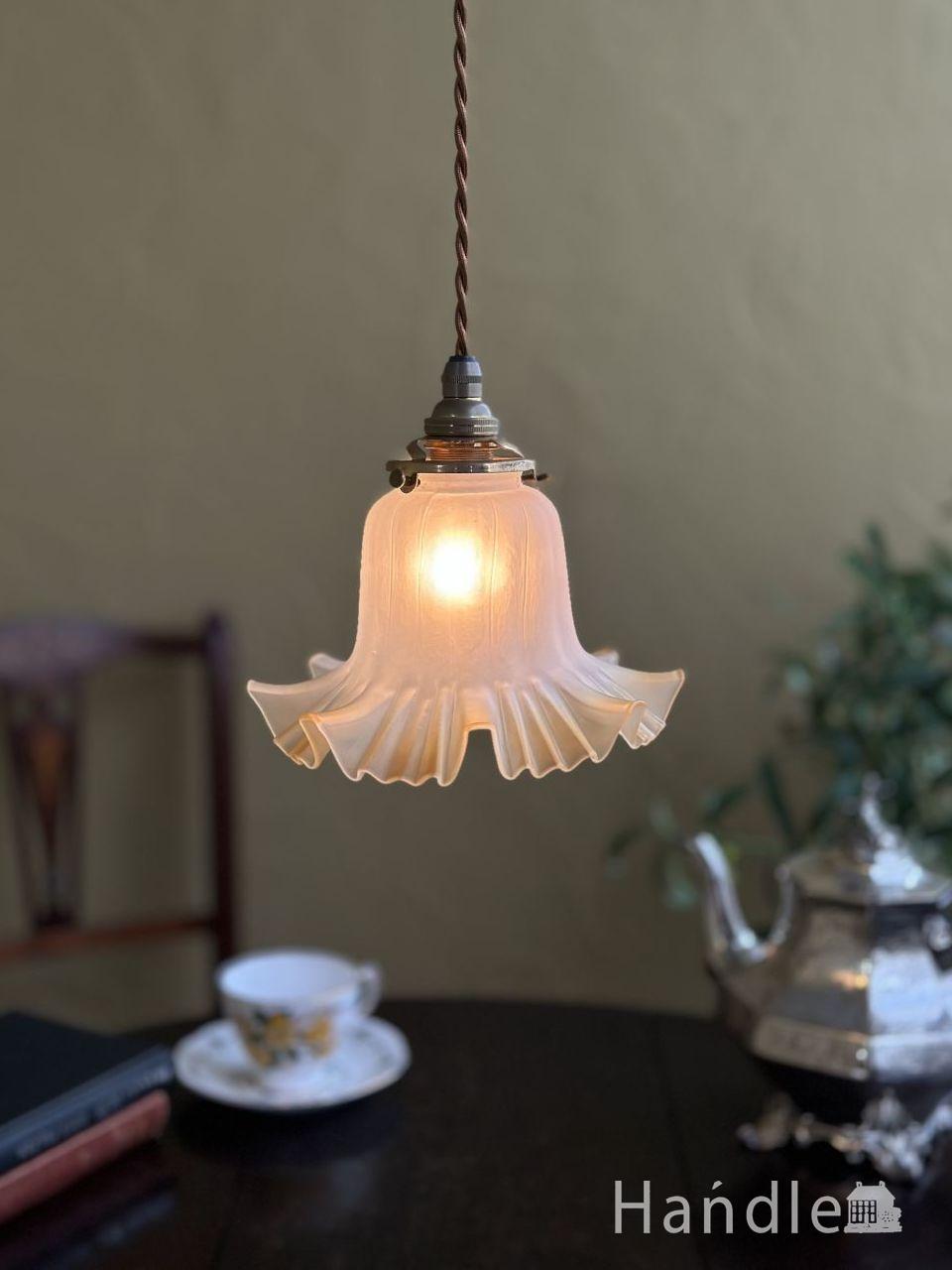 フリルが可愛いガラスシェード、アンティーク調のペンダントライト