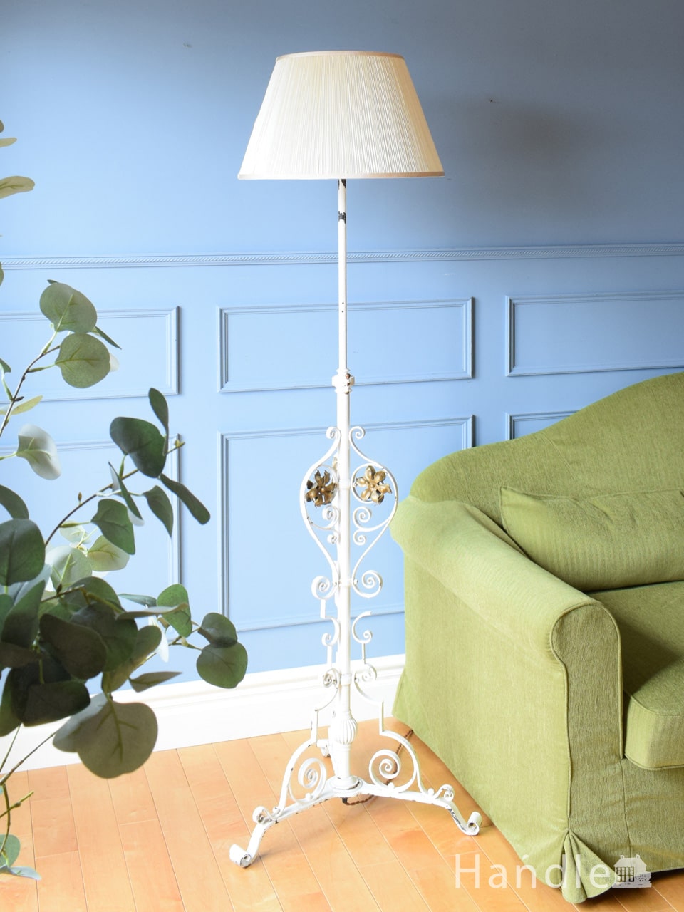 3本脚で美しいシルエット、フランスアンティークのフロアランプ（E26