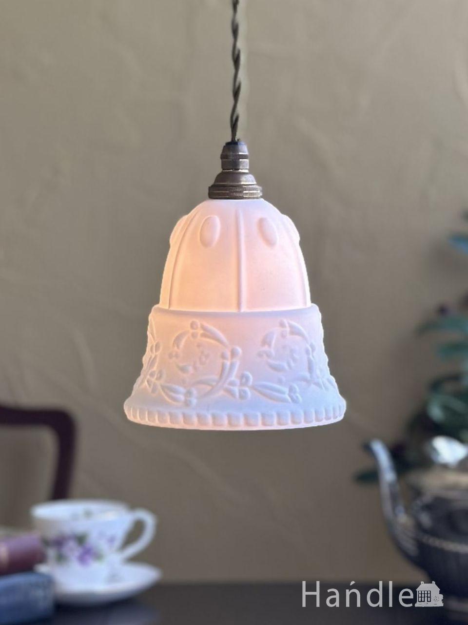 ミルク色のアンティークガラスの照明器具、リース模様の型押しが可愛い