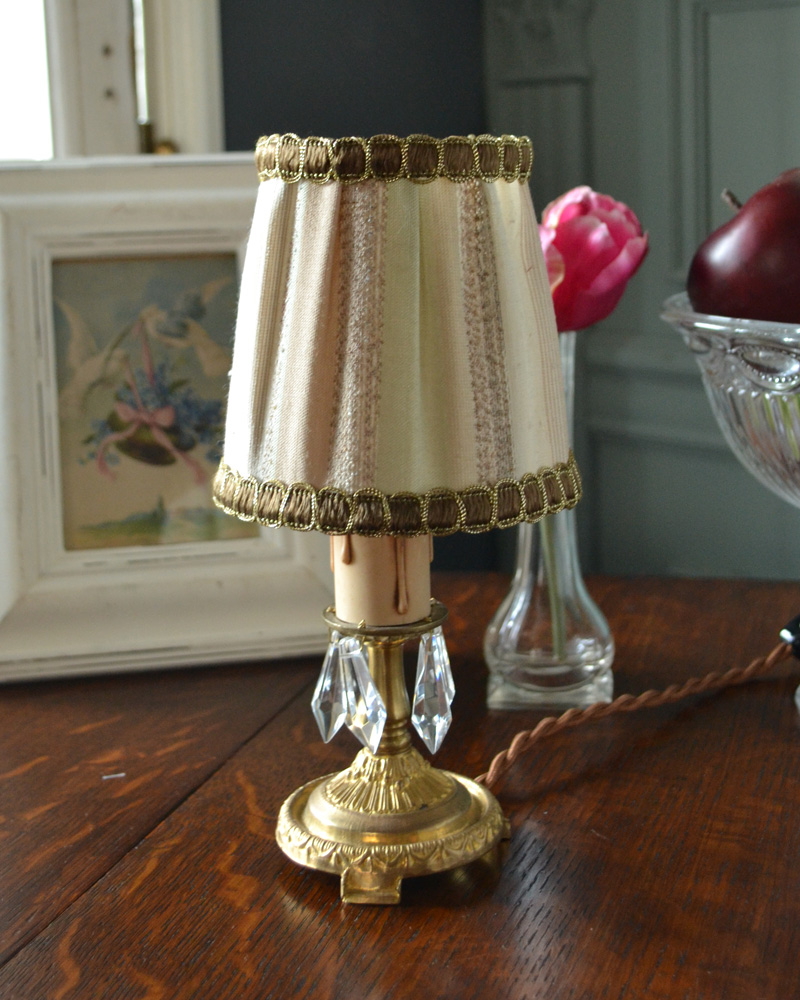 フランスで見つけたパステルカラーが優しく灯るアンティーク布シェード