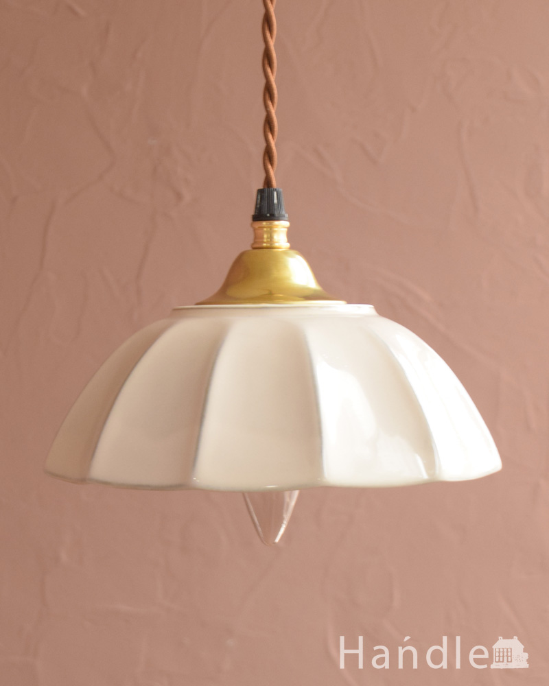 ぬくもりが感じられる陶器のペンダントライト（アンブレラ・ホワイト