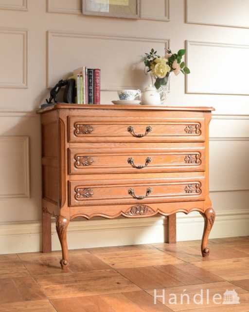 キレイなアンティーク家具、取っ手も美しい南仏スタイルの3段フレンチ
