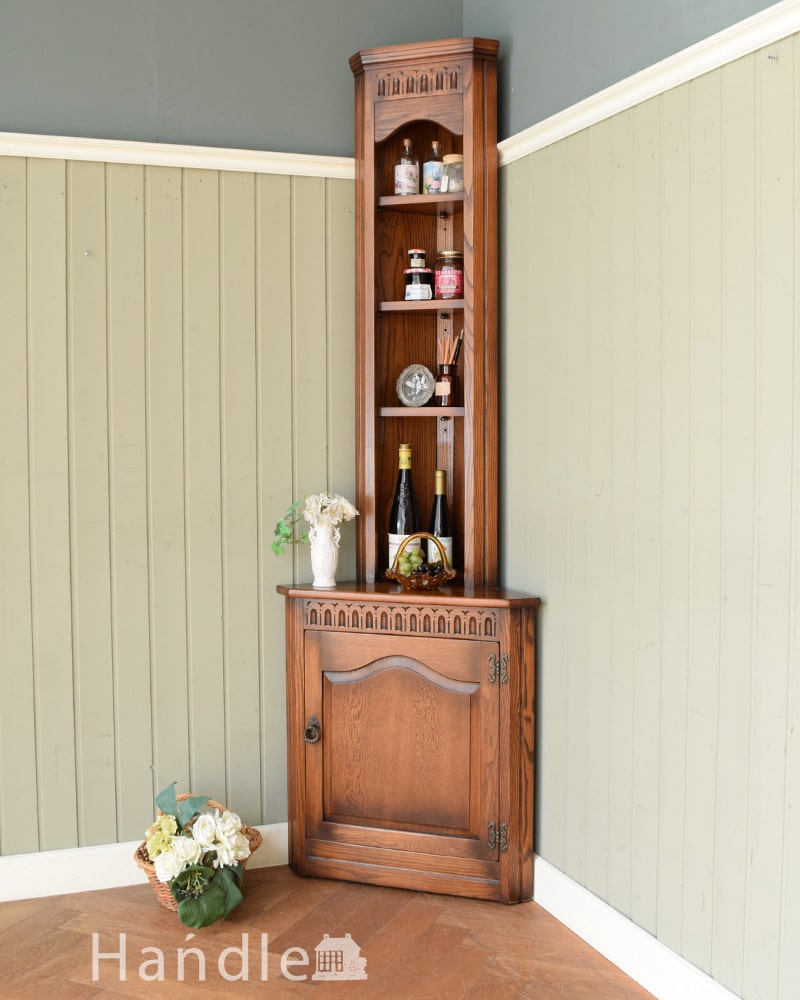 イギリスのアンティーク家具、コーナーにピタっと置けるカップボード