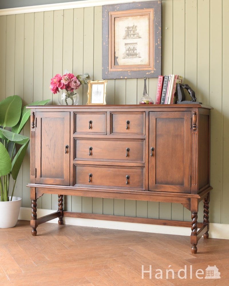 アンティーク調のおしゃれな家具、英国アンティーク風のサイドボード(y