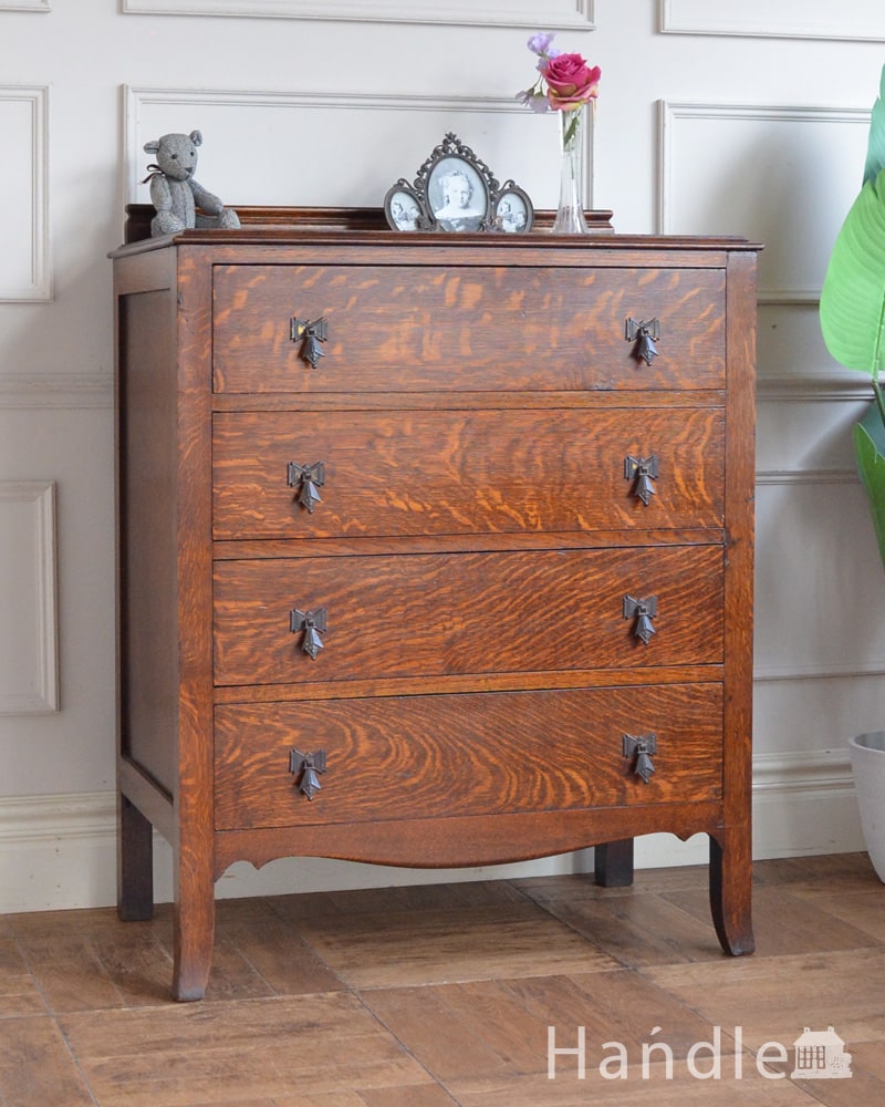 英国アンティークのおしゃれなチェスト、オーク材の杢目が美しい洋服