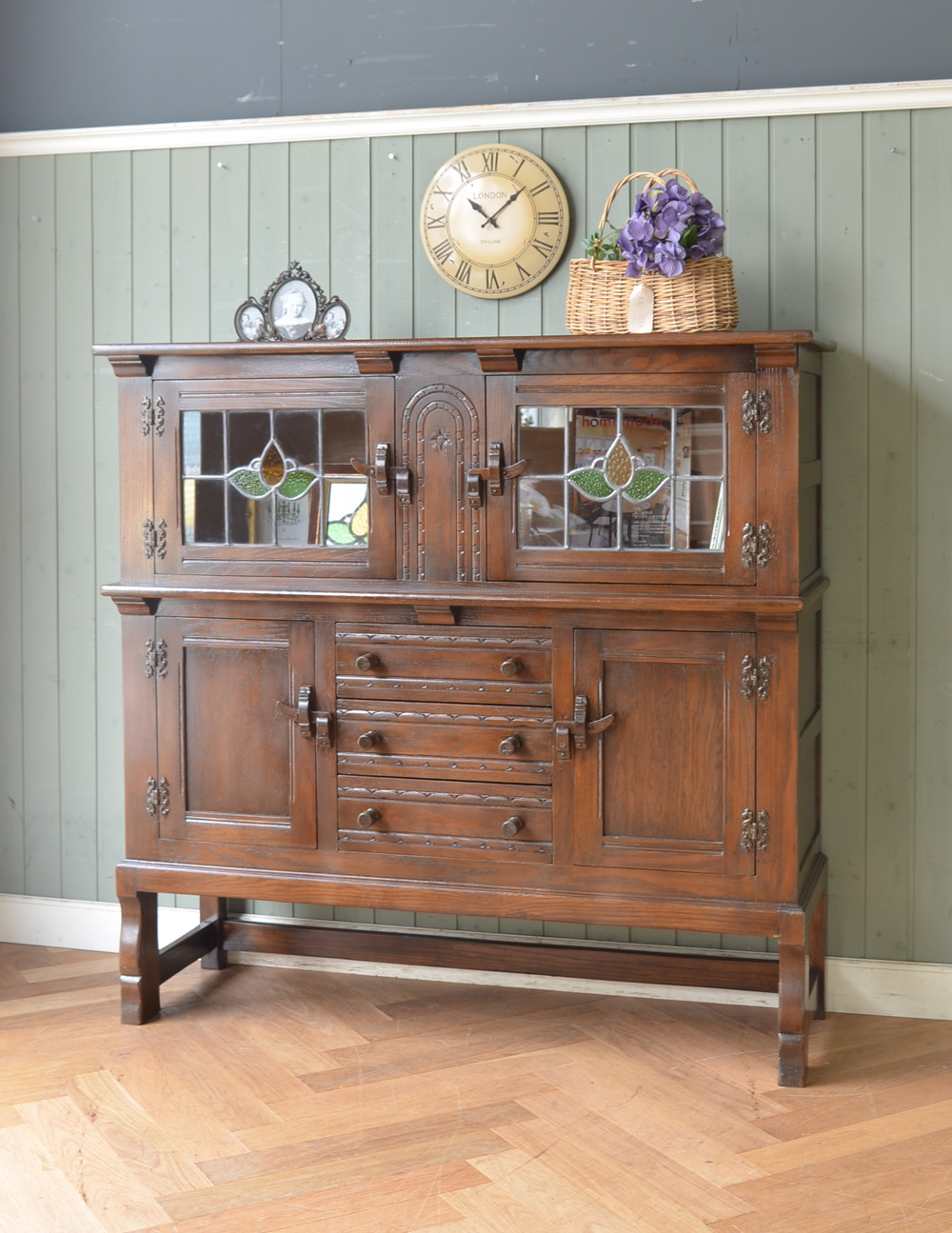 食器棚にもなるアンティークの英国家具、ステンドグラス入りのサイド