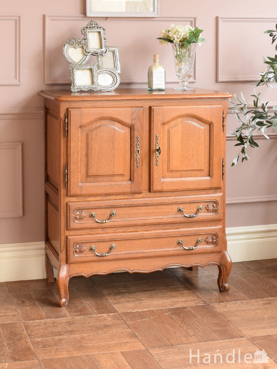 イギリスから到着したマホガニー材の収納家具、アンティークのリネン