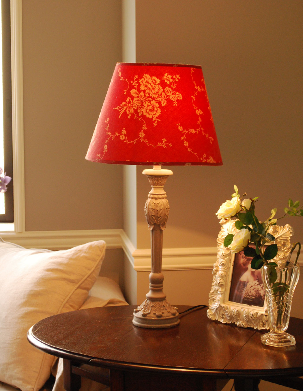 赤いローズのシェード コントワール・ド・ファミーユのテーブルランプ