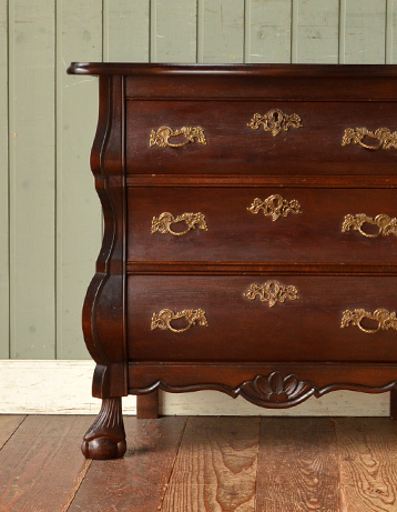 フレンチスタイルのアンティーク家具、マホガニー材の3段チェスト(j