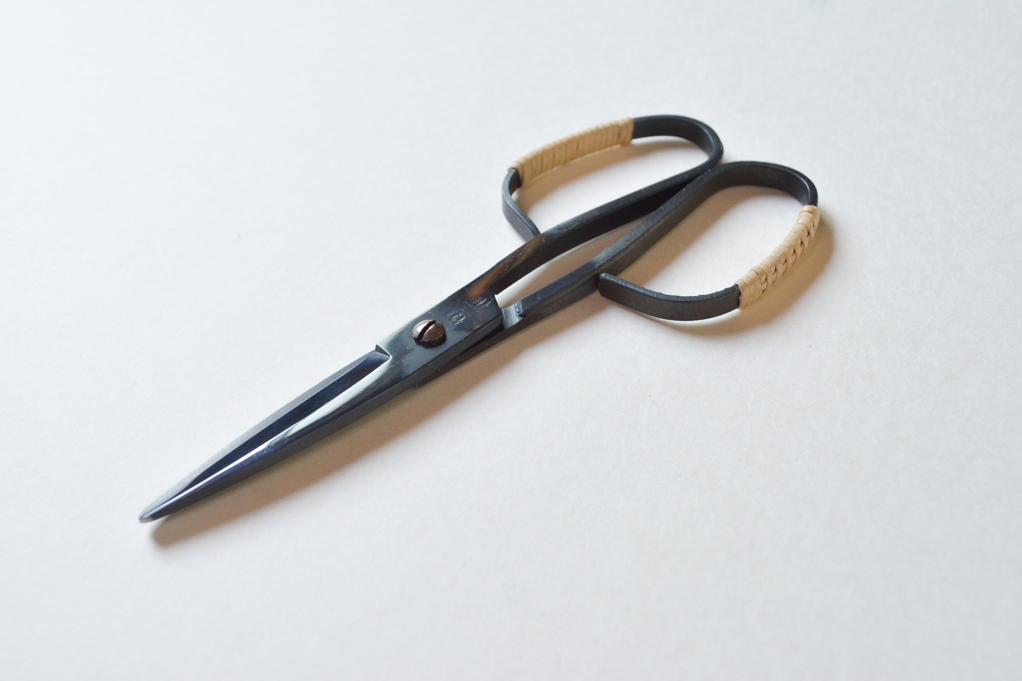 多鹿治夫鋏製作所 竹二作 B-5 black 籐巻 – 履物関づか 岩倉AA Online