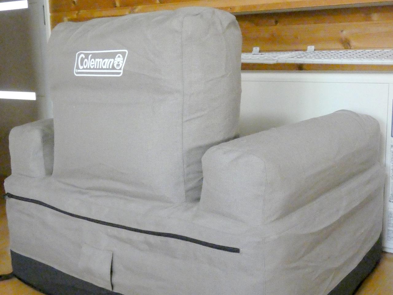 持ち運べるソファでキャンプが超快適に！コールマン『エアカウチ