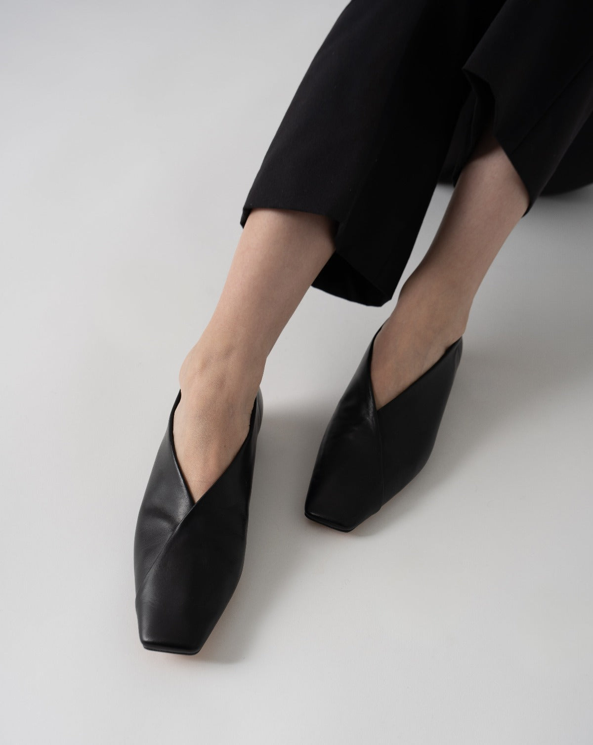 Sophia black スクエアトゥ フラットシューズ 撥水レザー ブラック