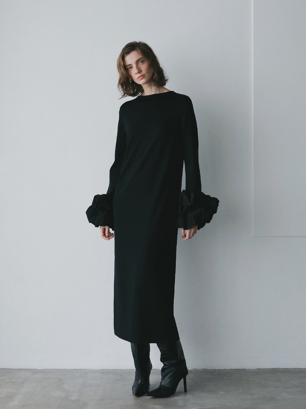 ボリュームスリーブニットワンピース | Onepiece | HER. Online Store