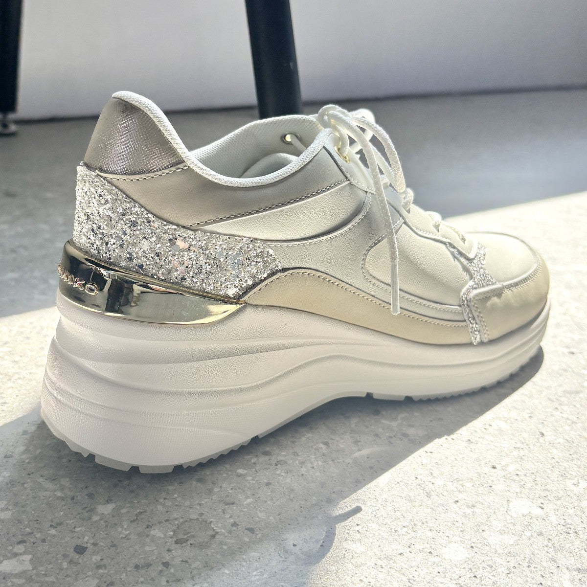 25AW新色】美脚ヒールアップスニーカー/657106