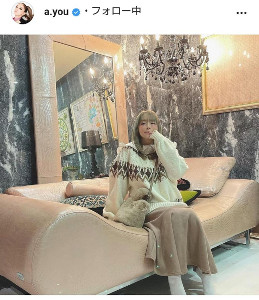 第2子妊娠の浜崎あゆみ、豪華なソファに座る姿を公開「自宅？」「浮世
