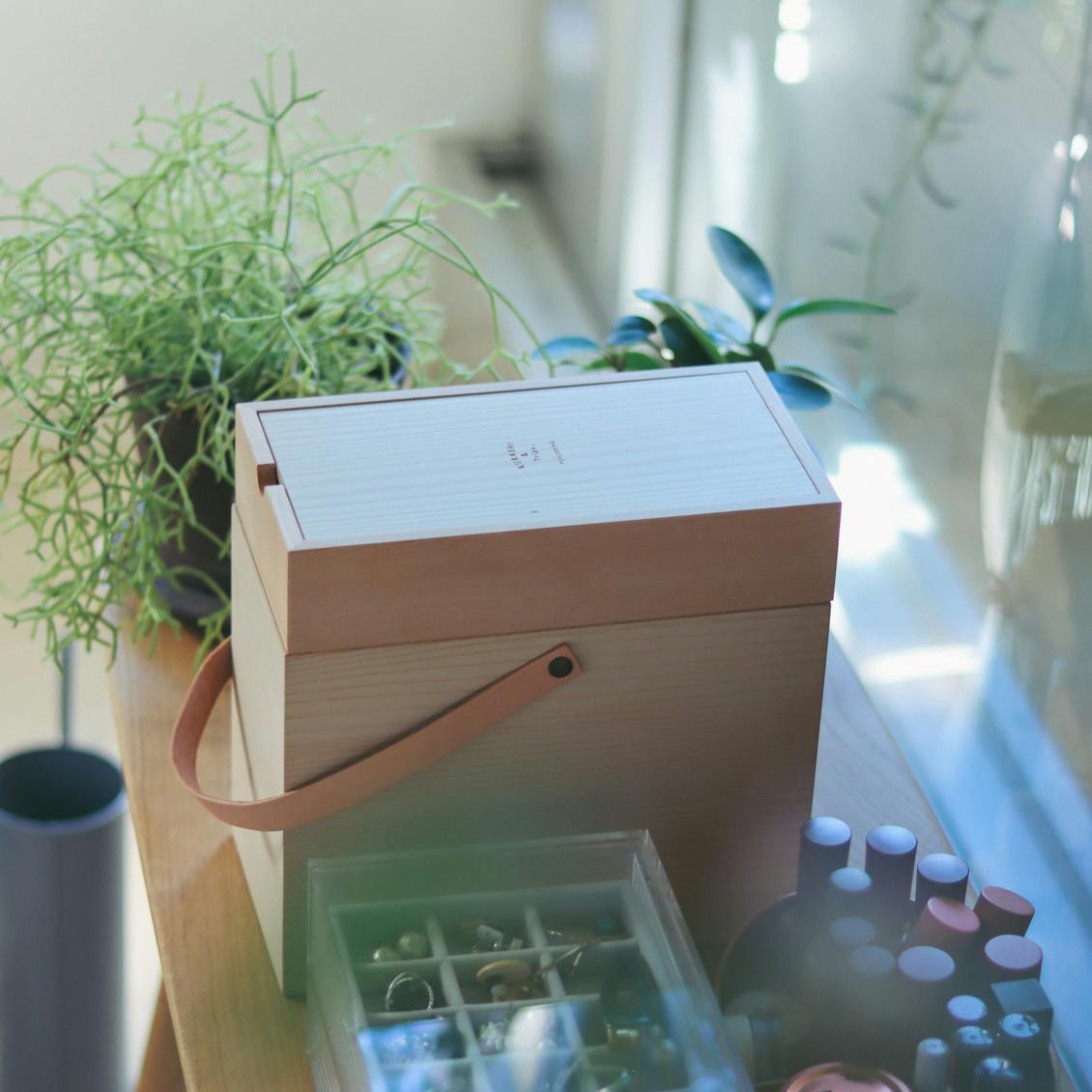 スタッフの愛用品】持ち運び自由。整理上手な「メイクボックス」が