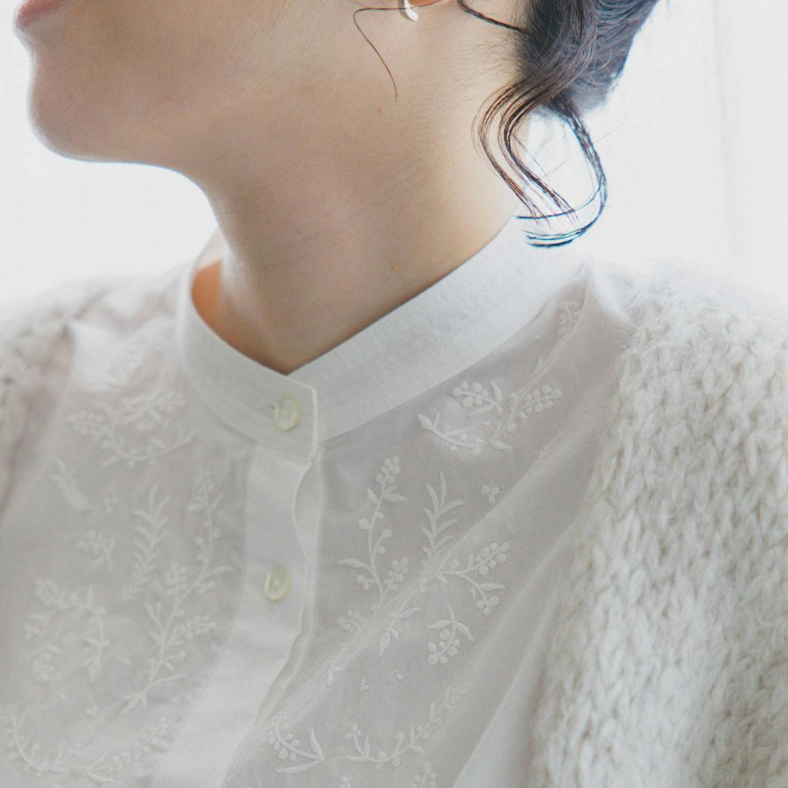 やわらかに、凛と」すずらん揺れる刺繍ブラウス / ホワイト、ブラック