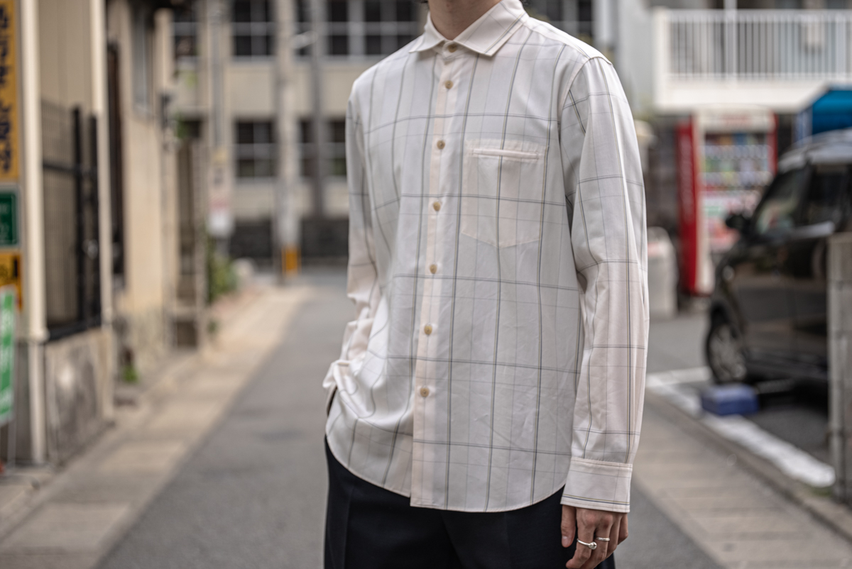 イレニサのセンタープリーツ クラシックシャツ | HUES 福岡セレクト