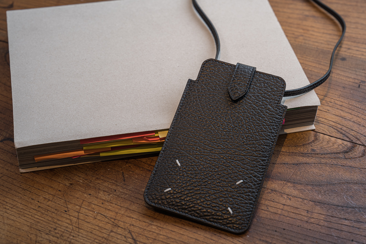 メゾンマルジェラのフォンポーチ | HUES 福岡セレクトショップ