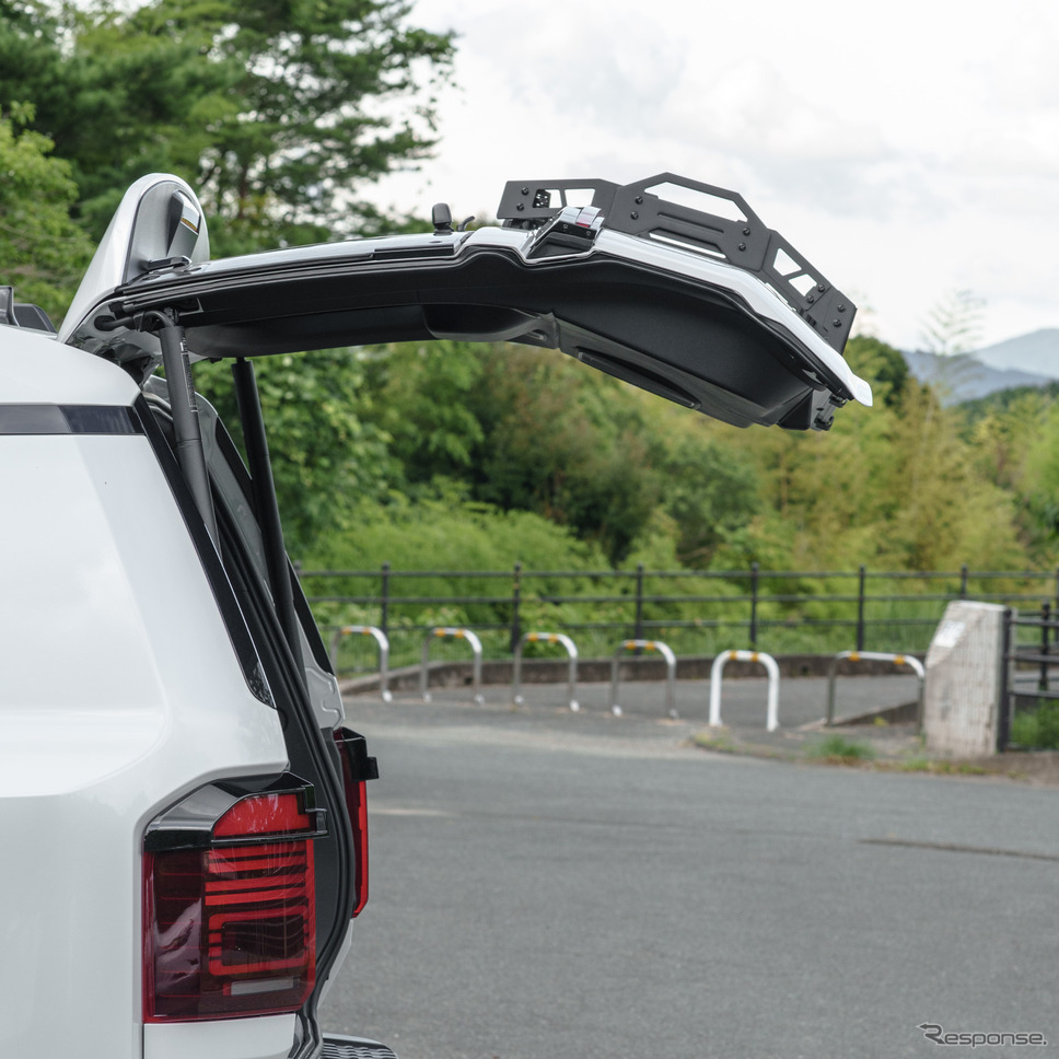 ランクル250』オーナー必見！ リアガラスに干渉せず洗車もラクラク便利