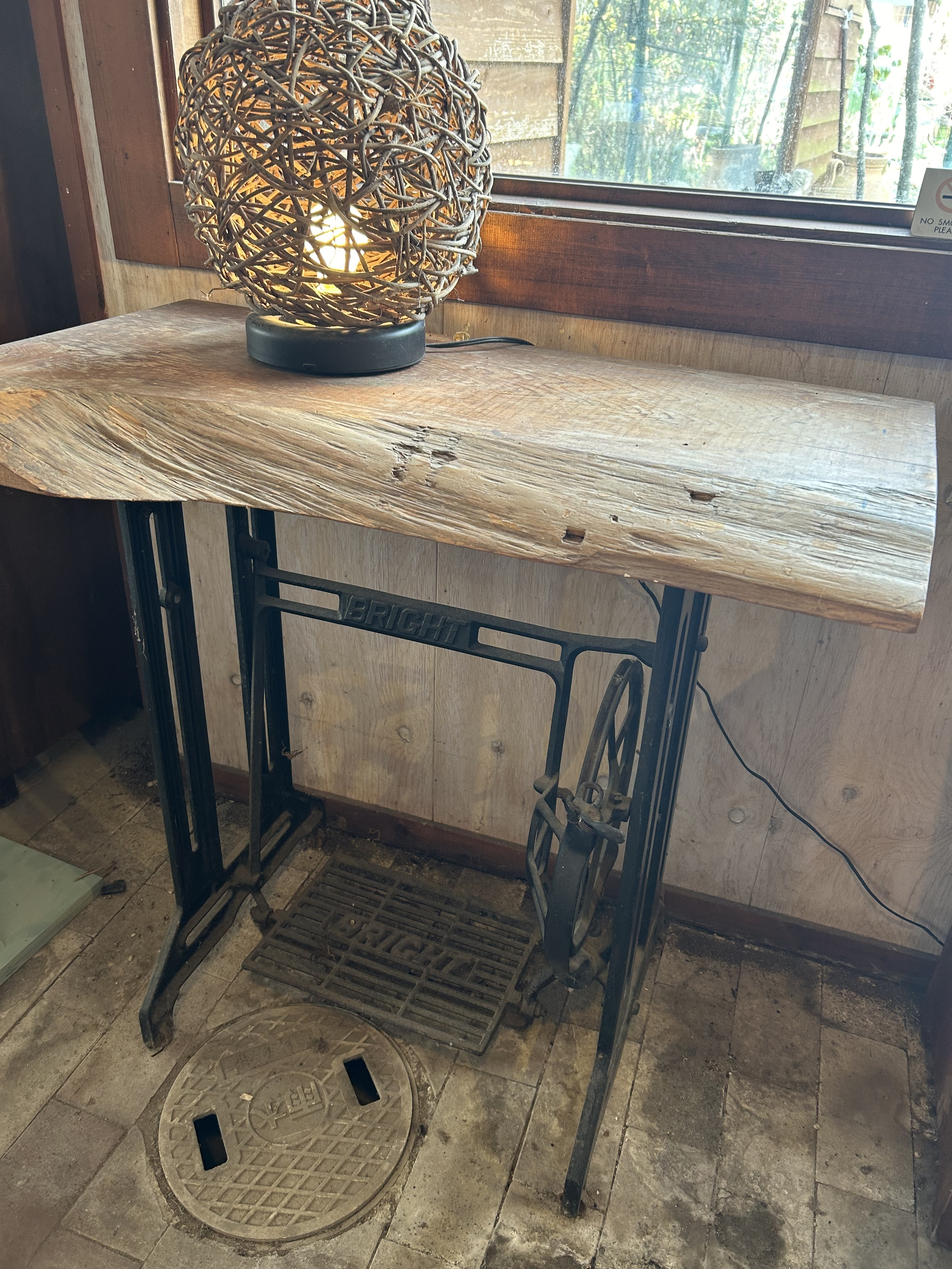 古いミシンの脚を利用したテーブル | CAINZ DIY Square