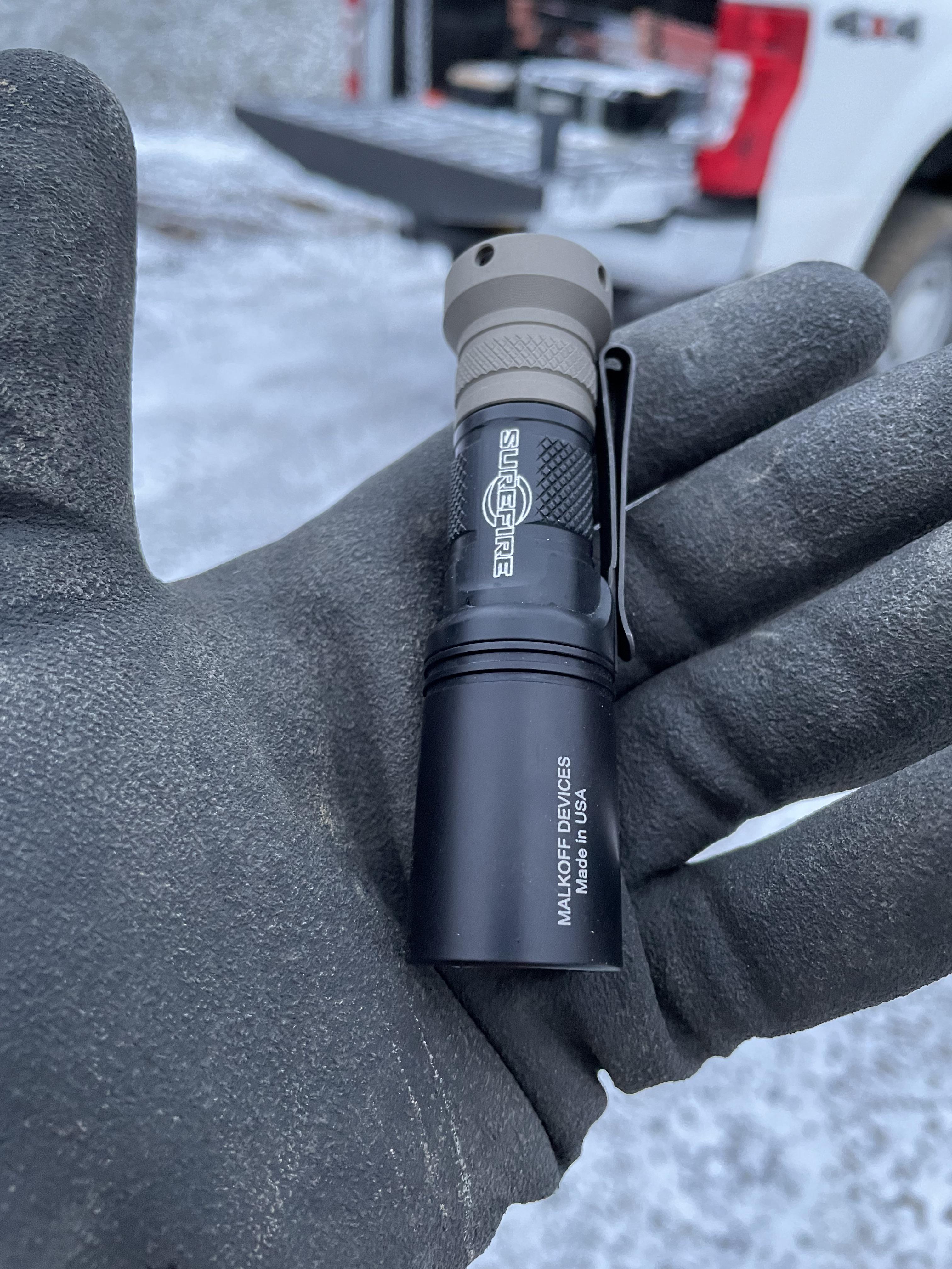 Malkoff M300 Scout Surefire Lego。信頼できるシングル出力ポケット