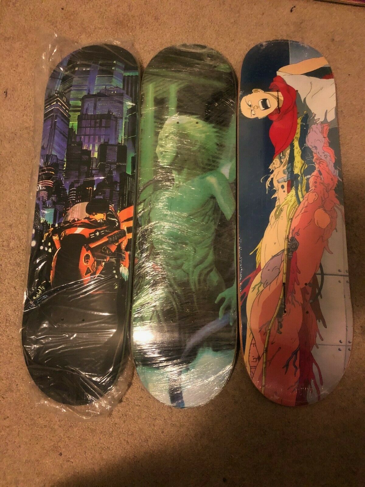 ジェレミー・クラインによるアキラのスケートボードデッキ。これって